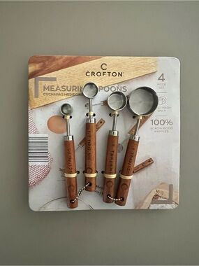 Crofton Wooden-Handled Measuring Spoons in Brown & Gold